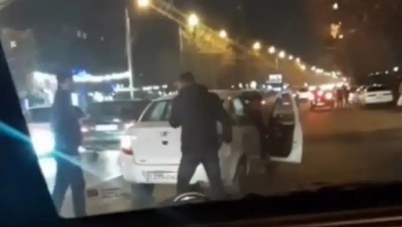 Драка на дороге в Алматы попала на видео