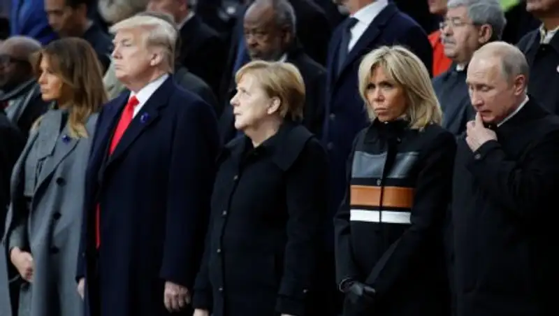 Путин и Трамп обменялись рукопожатиями в Париже