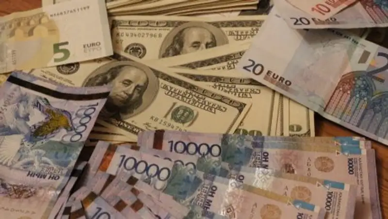 Тенге ослабел по итогам утренней сессии KASE