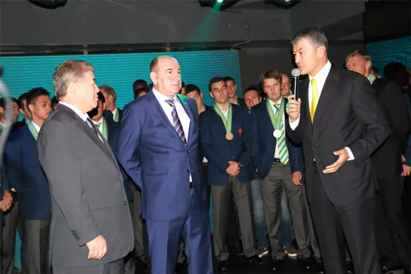 ФК «Кайрат» наградили медалями ФК «Кайрат» наградили медалями, фото - Новости Zakon.kz от 06.11.2013 03:40