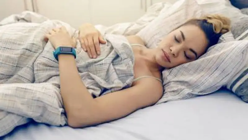 Эксперт рассказал о последствиях сна рядом с телефоном