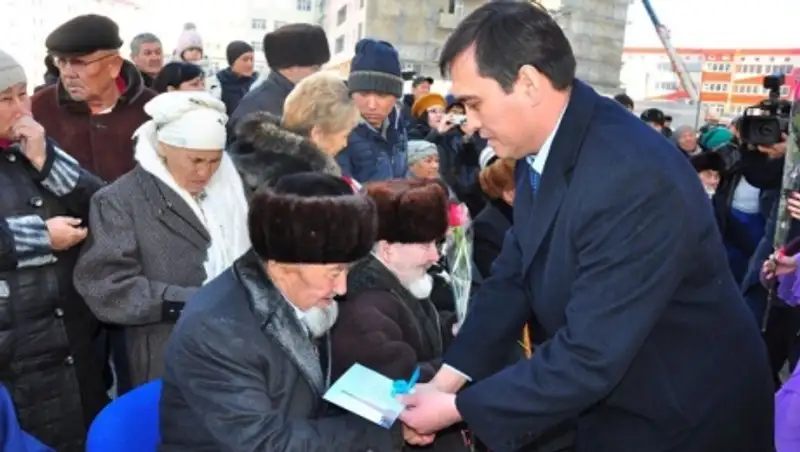 В Шымкенте ветераны, сироты и молодые семьи получили ключи от новых квартир