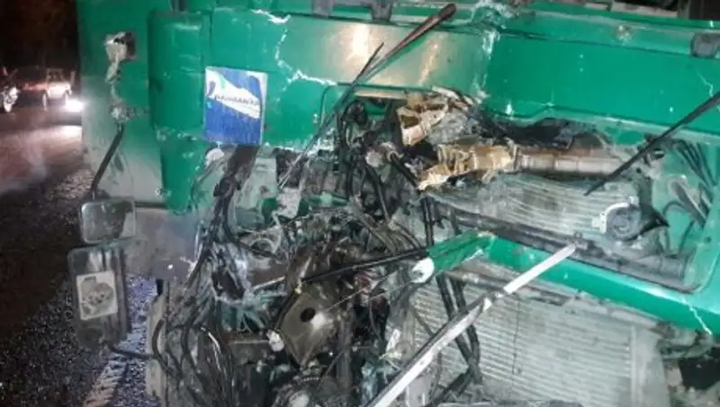 Фура врезалась в груженый мусором «ЗиЛ»