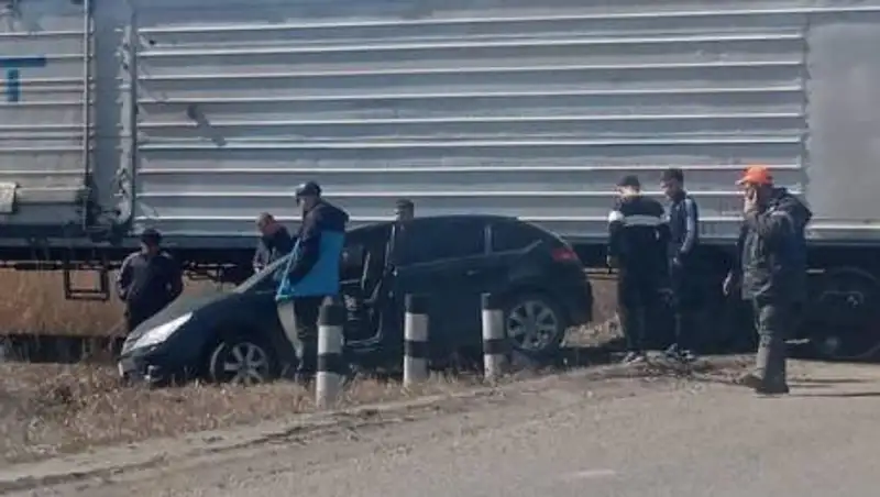 В Петропавловске тепловоз врезался в легковушку