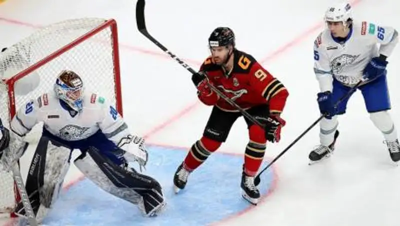 "Барыс" с крупным счетом уступил "Авангарду"