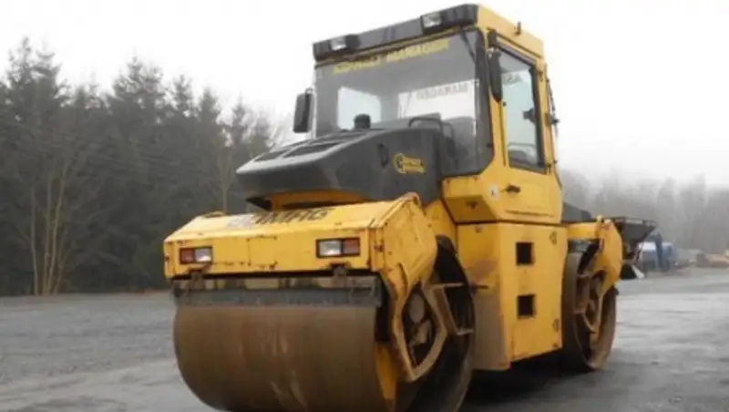 Рабочий погиб, попав под дорожный каток в Костанайской области