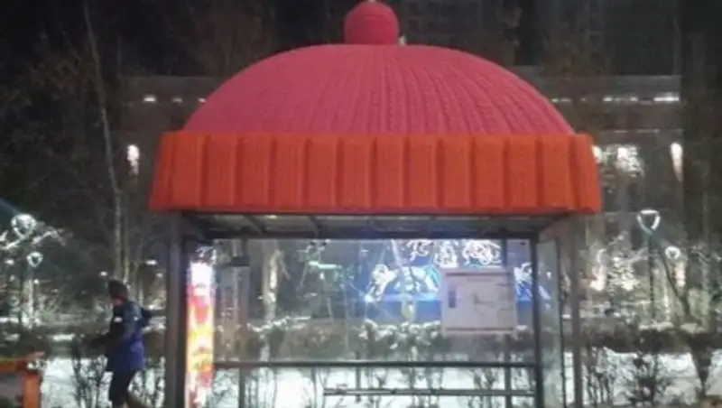 Остановки с забавными «вязаными» шапочками появились в Астане