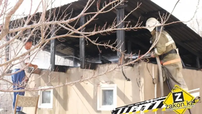 В Алматы оперативно прибывшие пожарные спасли горящую баню от полного уничтожения