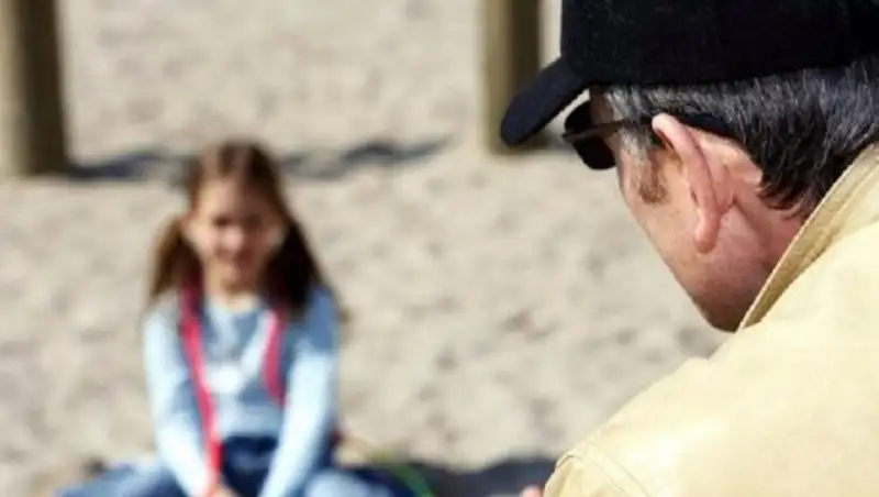 В Актау ищут предполагаемого педофила без передних зубов