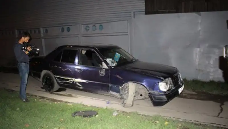 Пьяный водитель на Mercedes устроил целое шоу на проспекте Райымбека в Алматы