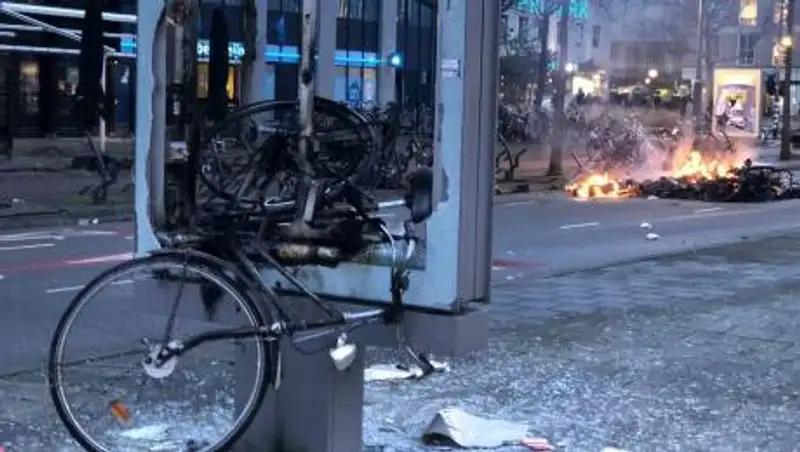 Нидерланды - полиция применила водометы и газ для разгона демонстрантов