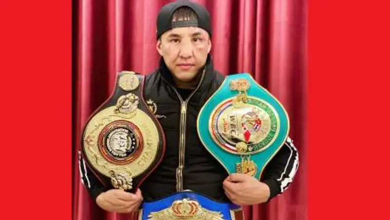 Казахстанский нокаутер победил узбекского противника и взял пояса WBC и WBA