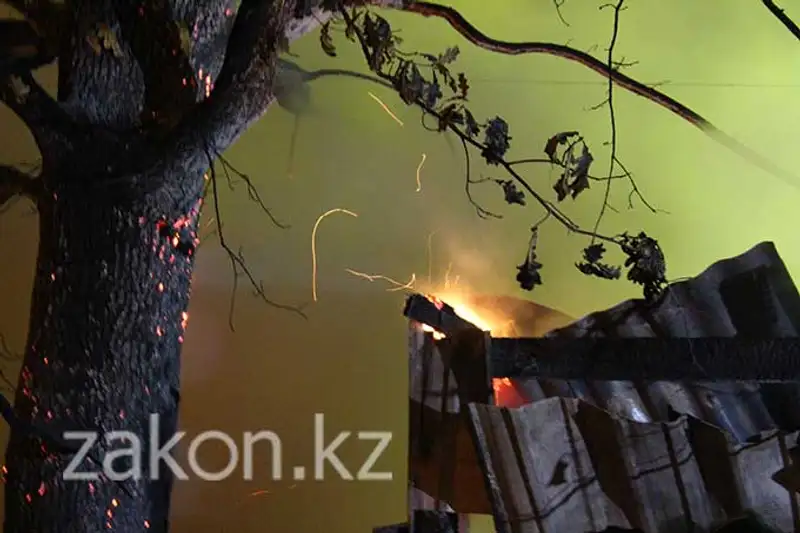 В Алматы огонь уничтожил частный запас угля на зиму и автомобиль (фото) В Алматы огонь уничтожил частный запас угля на зиму и автомобиль (фото), фото - Новости Zakon.kz от 06.11.2013 16:38