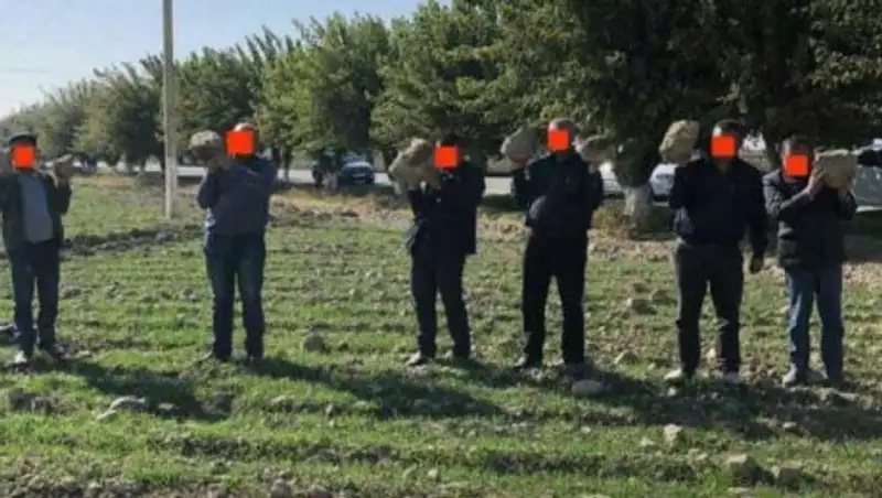 Узбекских чиновников заставили стоять в поле с кусками глины в руках