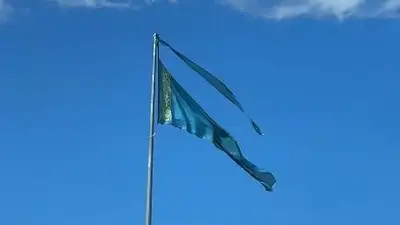 Государственный флаг в Талдыкоргане опять порвался