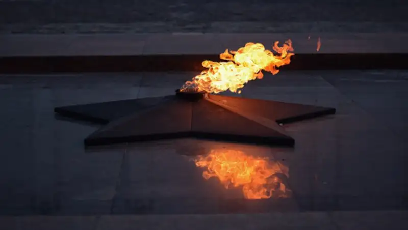 Последняя просьба ветерана. В Актау вандал пытался украсть музыкальные колонки у Вечного огня