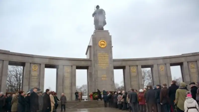 В Берлине возложили венки к мемориалу советским воинам, открытому 70 лет назад