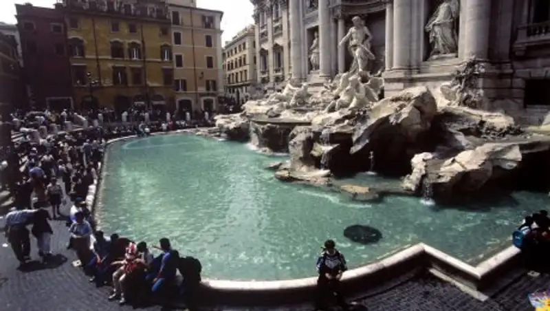 Почти полтора миллиона евро забросили туристы в главный фонтан Италии