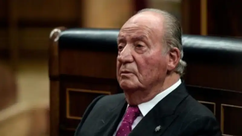 Бывший король Испании проживает в одном из самых дорогих отелей мира