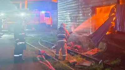 Запах гари и смог в Алматы: ночью горел склад, фото - Новости Zakon.kz от 25.08.2023 08:57