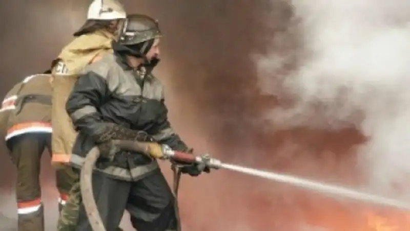 В Таразе на пожаре подпольного колбасного цеха пострадал 23-летний парень