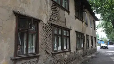Потолок рухнул в квартире 200-летней многоэтажки Уральска 