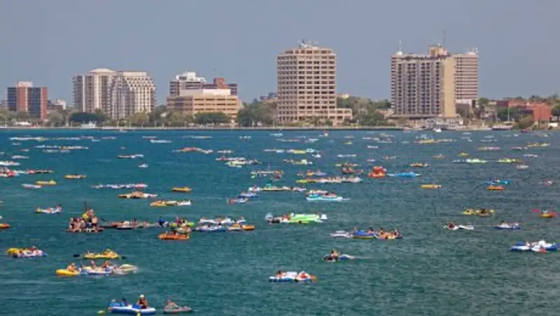 1,5 тысячи американцев разом унесло на надувных матрасах в Канаду