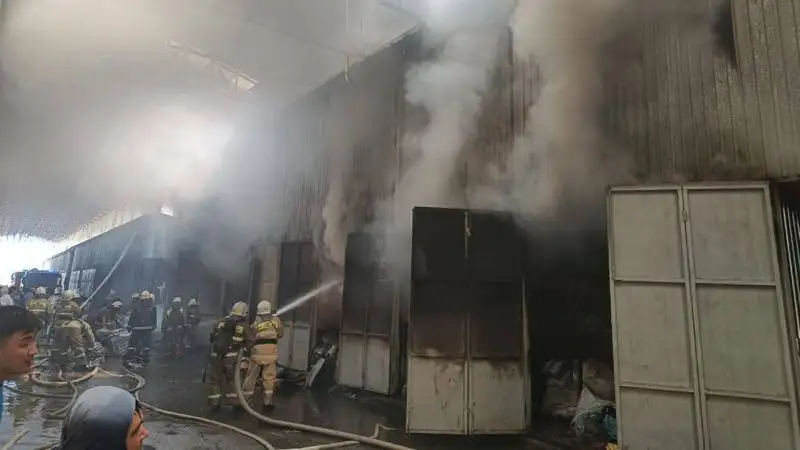 В Алматы снова горит барахолка