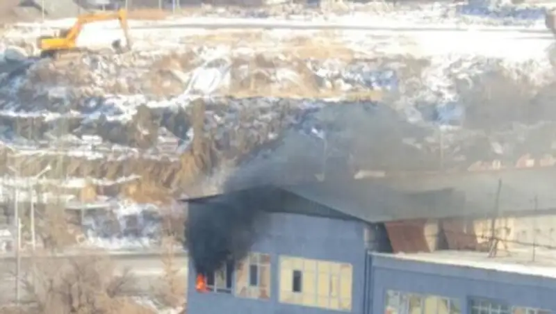 В Алматы тушат пожар в здании Административной полиции