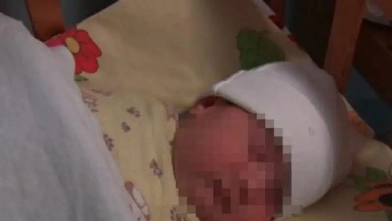 В Алматы в кустах нашли новорожденного младенца