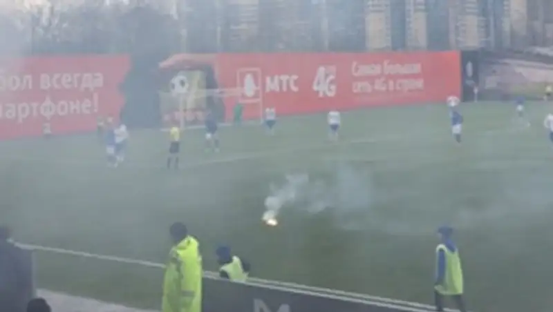 Фанаты подожгли поле на матче двух "Динамо" в Санкт-Петербурге 