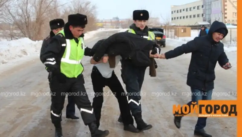 В Уральске в знак протеста мужчина разделся на морозе