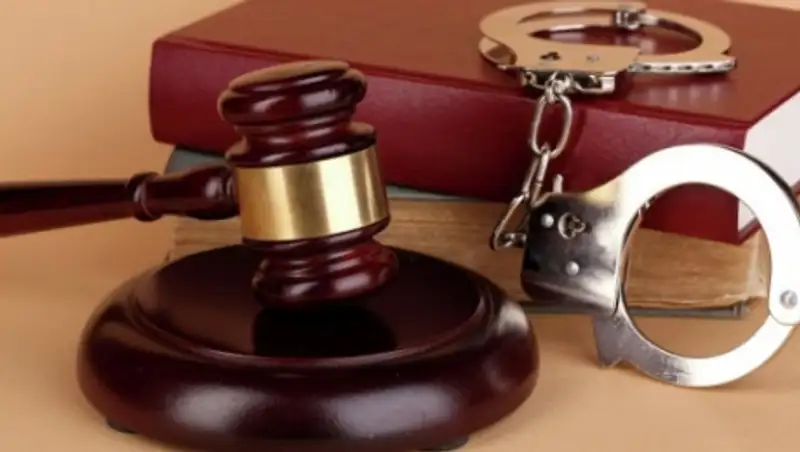 Полицейді басымен &#1201;р&#1171;ан а&#1179;молалы&#1179; жауап&#1179;а тартылды   