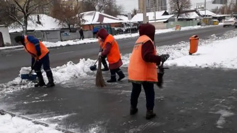 В Нур-Султан пришла зима – город убирает первый снег