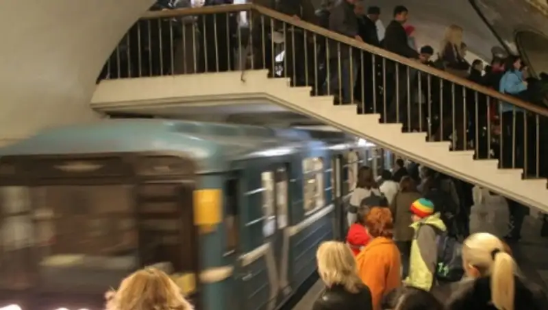 В московском метро женщина погибла, прыгнув на крышу поезда