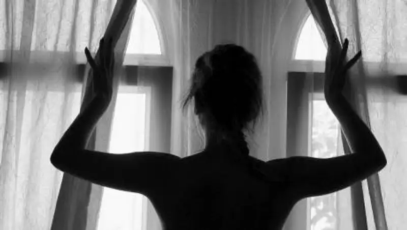 Молодая женщина в Актобе выпрыгнула из окна на глазах детей