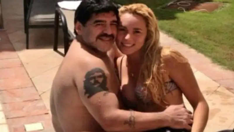 Марадона женится на девушке, которая моложе двух его дочерей