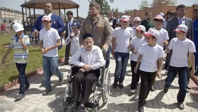 Павел Астахов вручил Рамзану Кадырову медаль "За заслуги в деле защиты детей России"