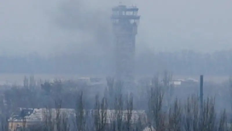 В донецком аэропорту обрушилась диспетчерская вышка