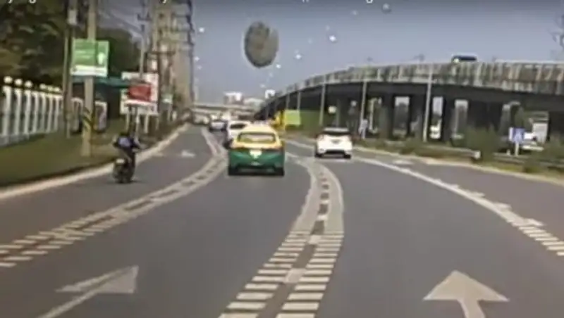 В Таиланде НЛО упало на трассу перед машиной