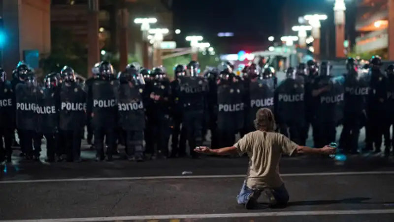 Информацию о гибели казахстанца во время митингов в США прокомментировали в МИД