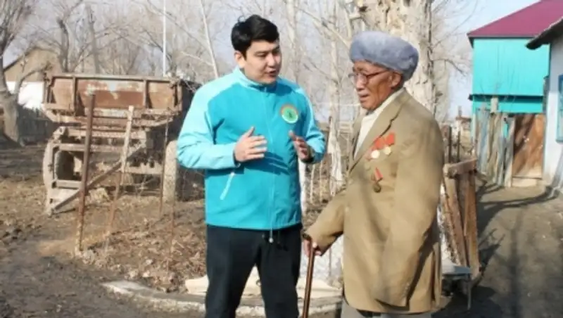 В Кызылординской области молодежь проводит субботники во дворах ветеранов ВОВ