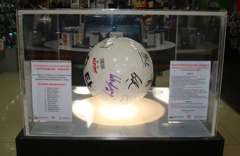 В Алматы на интернет-аукцион выставили мяч с автографами сборной Англии по футболу В Алматы на интернет-аукцион выставили мяч с автографами сборной Англии по футболу, фото - Новости Zakon.kz от 05.12.2011 23:25