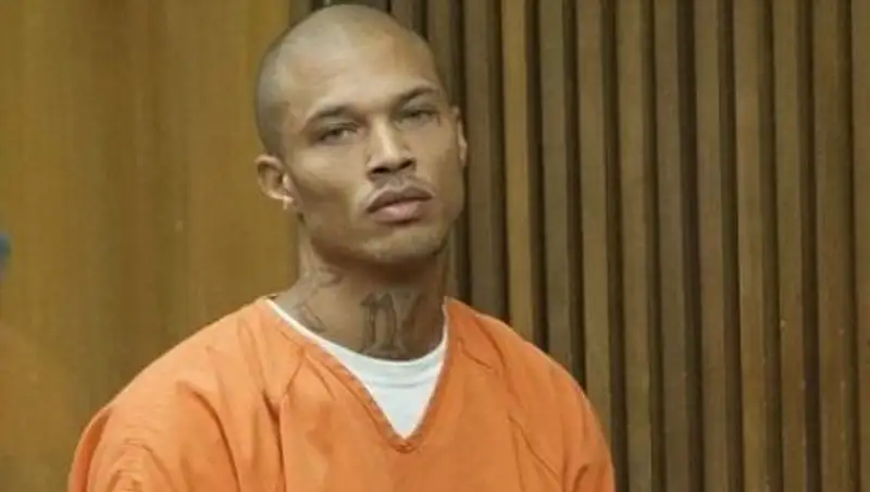 "Самый красивый преступник" не ходит в ресторан без охраны