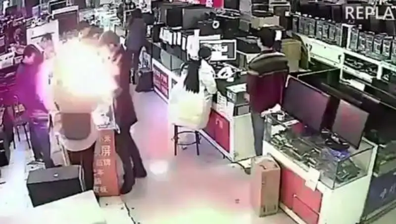 iPhone взорвался после укуса покупателя