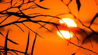 Блогер показал на видео огненный закат на Каспии, фото - Новости Zakon.kz от 08.05.2023 11:21