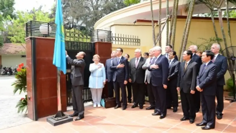 Казахстанский флаг был впервые поднят на вьетнамской земле