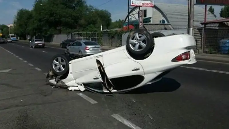 Lexus перевернулся в Алматы, уходя от столкновения с легковушкой