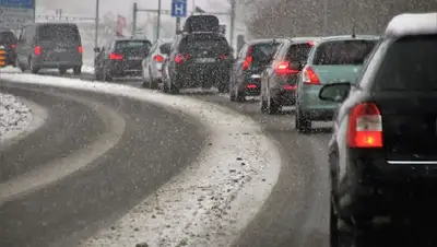 затор на дороге из-за людей, фото - Новости Zakon.kz от 29.12.2021 00:57