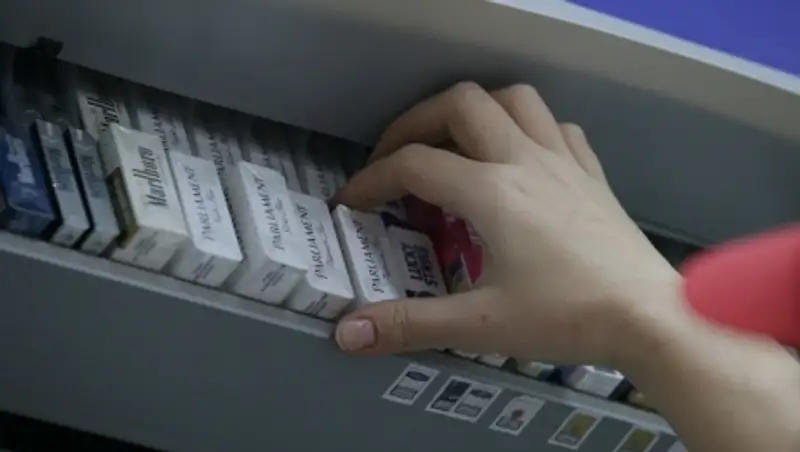 Парламент Франции предписал табачным фирмам упаковывать сигареты в одинаковые пачки